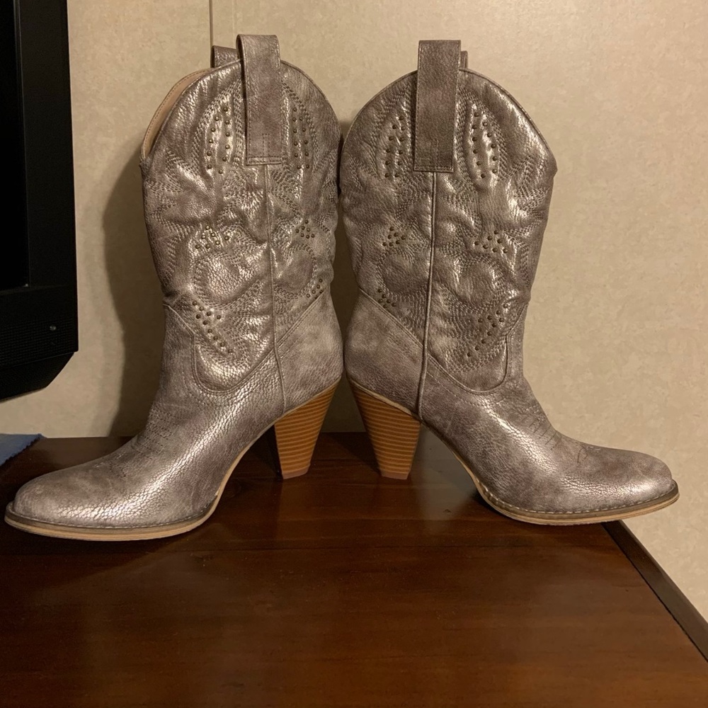 Volatile boots